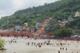 bathing pilgrims north of Har Ki Pauri